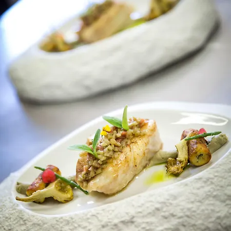 Logis Hôtellerie Les Brisants , Restaurant J M Perochon