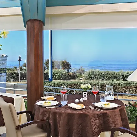 Logis Hôtellerie Les Brisants , Restaurant J M Perochon