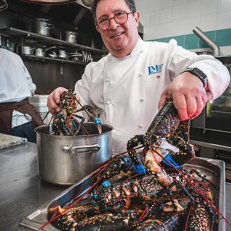 Logis Hotellerie Les Brisants , Restaurant J M Perochon 3*