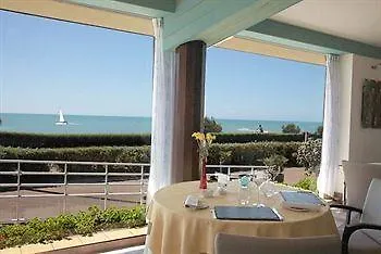 Hotellerie Les Brisants , Restaurant J M Perochon