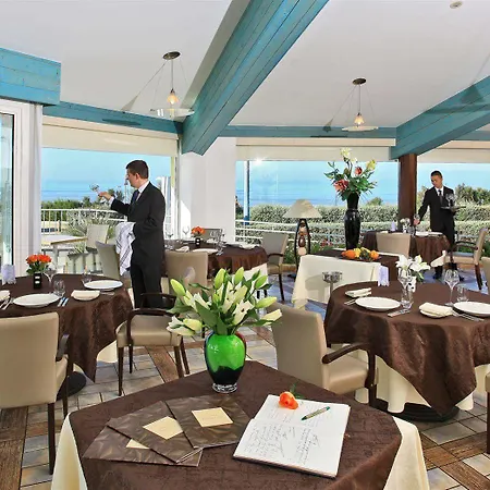 Hotellerie Les Brisants , Restaurant J M Perochon Hotel 3*