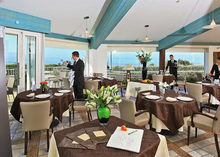 Logis Hotellerie Les Brisants , Restaurant J M Perochon Hotel 3*